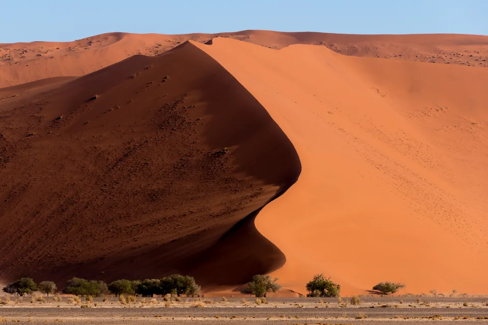 Große orange Düne mit tiefem Schatten und markanter S-Kante.