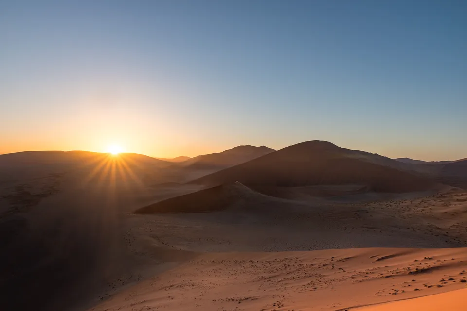 Dünenlandschaft bei Sonnenaufgang.