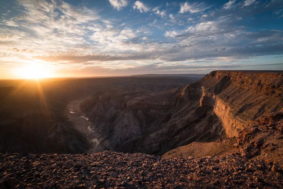 Tiefe Canyonlandschaft im warmen Abendlicht.
